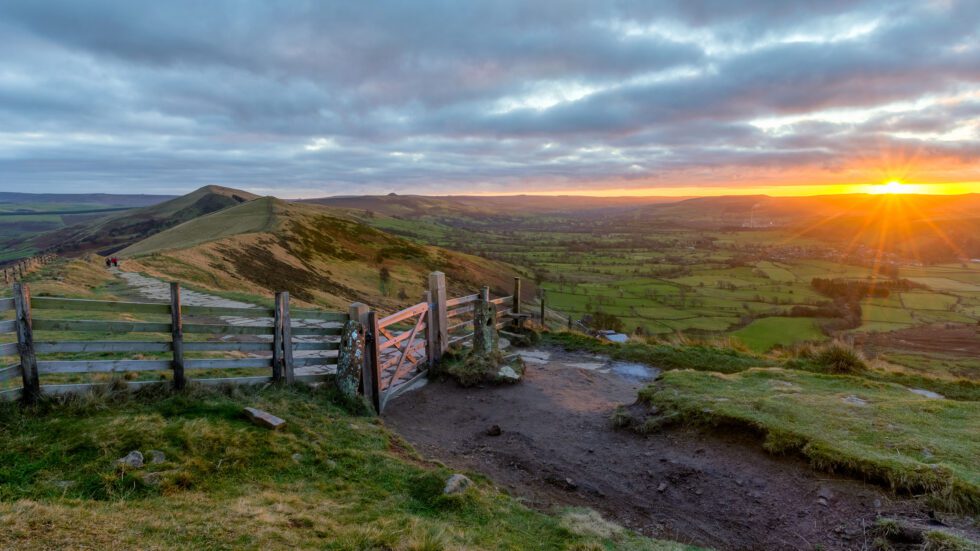 boundadry-property-line-survey sunset of hilly fency